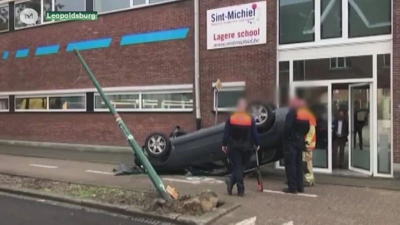 Wagen over de kop aan school in Leopoldsburg