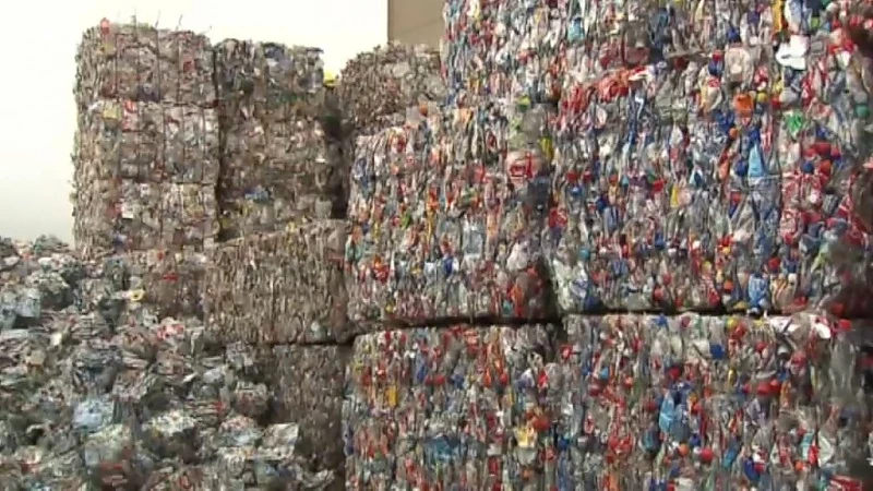 Amper de helft van plastic flessen wordt gerecycleerd