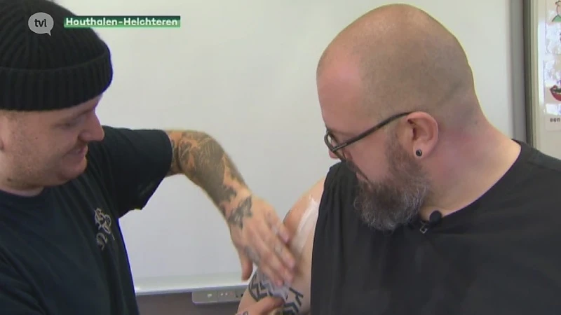Meester Wim uit Houthalen-Helchteren laat tattoo zetten voor Dag van de Leerkracht