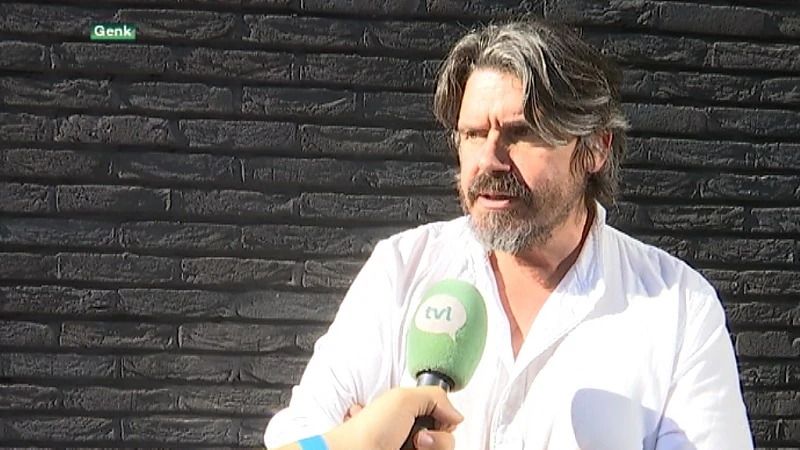 Dag van de Cosmogolem: reusachtig houten beeld van Koen Vanmechelen te bewonderen in Genk