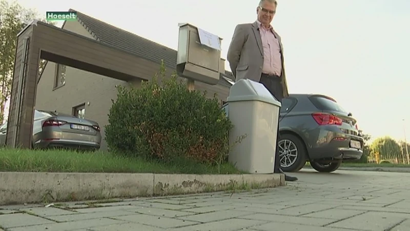 Man zet vuilnisbak onder brievenbus voor verkiezingsdrukwerk