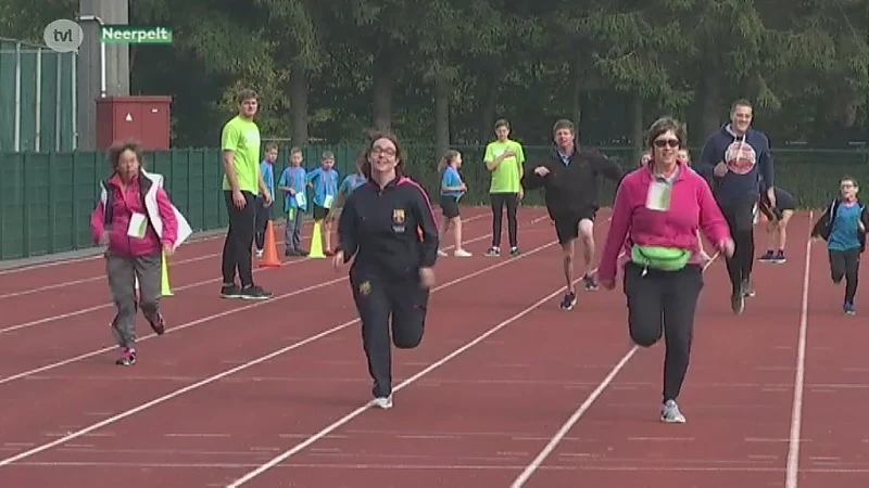 Jongeren en mensen met een beperking sporten samen tijdens Sport for Specials