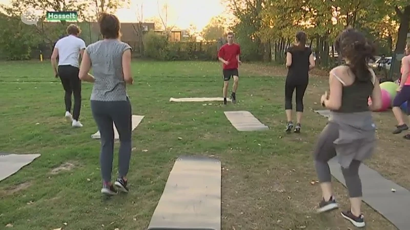 PXL-student haalt ouders uit de kantine en zet ze zelf aan het sporten terwijl ze wachten op kind in de sportclub
