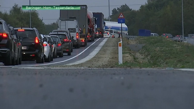 Grote verkeershinder in Beringen. "Er moet vervoersplan voor vrachtwagens komen"