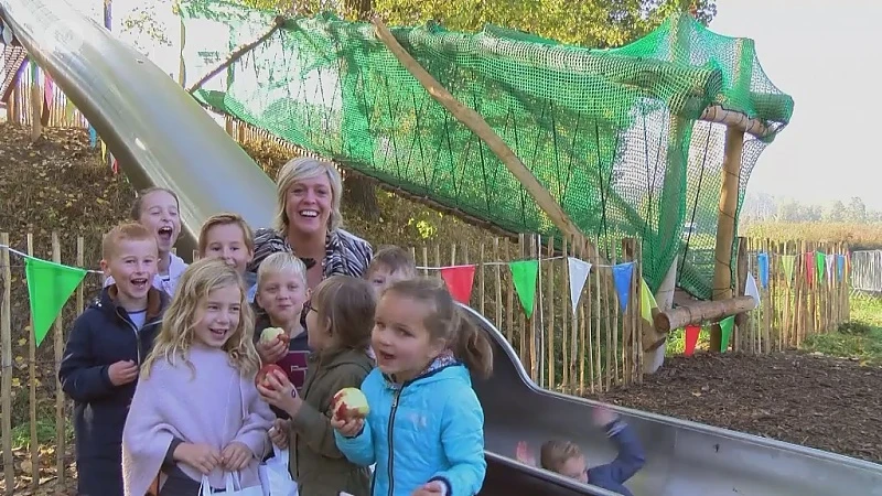 In Sint-Truiden kan je met een gigantische glijbaan de natuur in glijden
