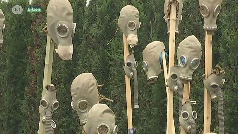 Bilzenaar vindt 100 gasmaskers in zijn voortuin