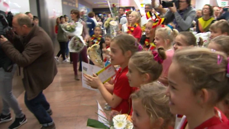 Turnkoningin Nina Derwael onder massale belangstelling geland op Zaventem