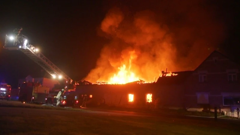 Uitslaande brand verwoest bijgebouwen van hoeve in Alken