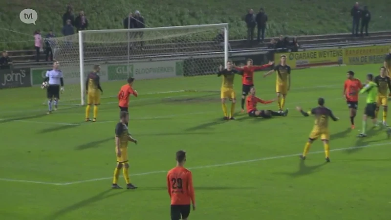 Thes pakt punt bij topper in Deinze en blijft leider