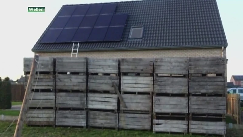 Fruitboer zet metershoge rij met bakken naast het huis van buurtbewoner