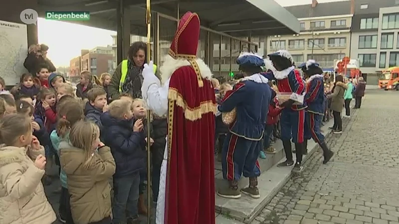 Sinterklaas loopt over de daken in Diepenbeek