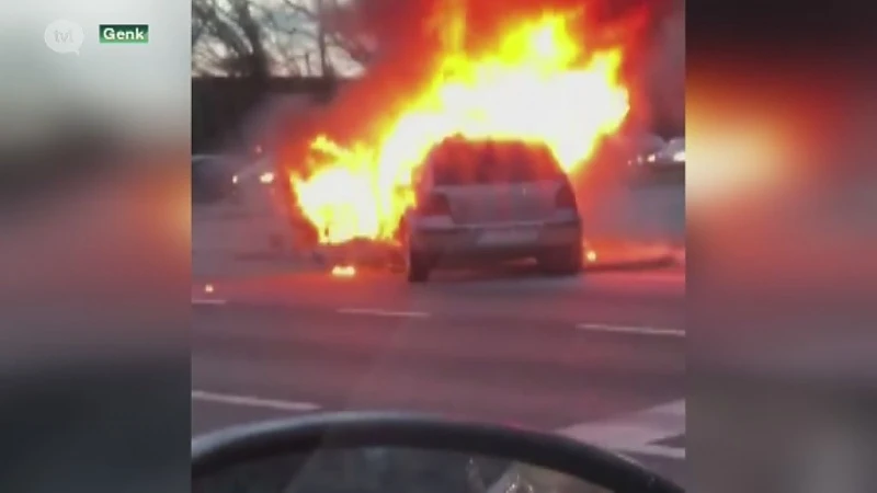 Brandweerman kan bestuurder uit brandende wagen redden in Genk