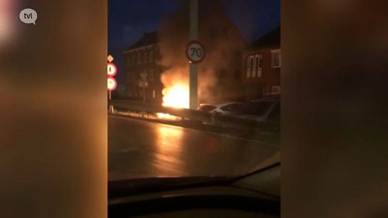 Stilstaande wagen op Kempische Steenweg brandt uit