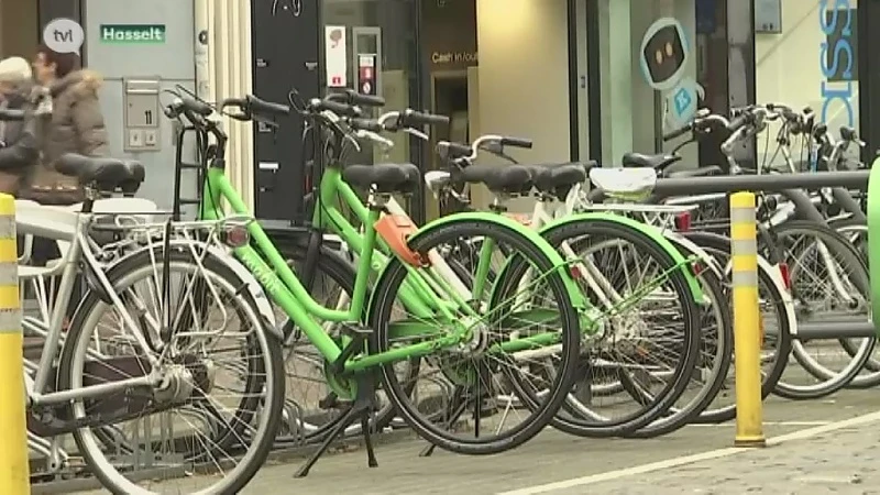 Vrijwilligers gaan achtergelaten deelfietsen in Hasselt ophalen