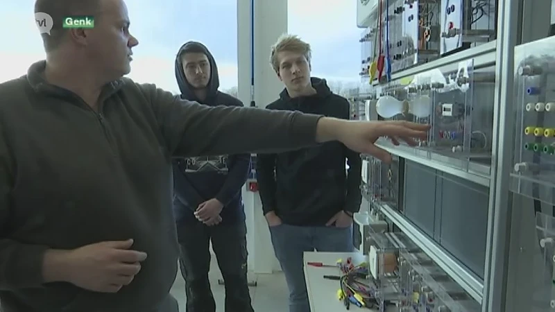 Koning Filip vraagt Limburgse technologiestudenten om aanval van aliens op koninklijk paleis te simuleren