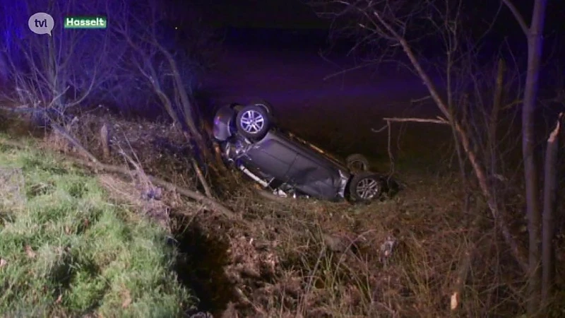 Auto belandt in de struiken naast de autosnelweg