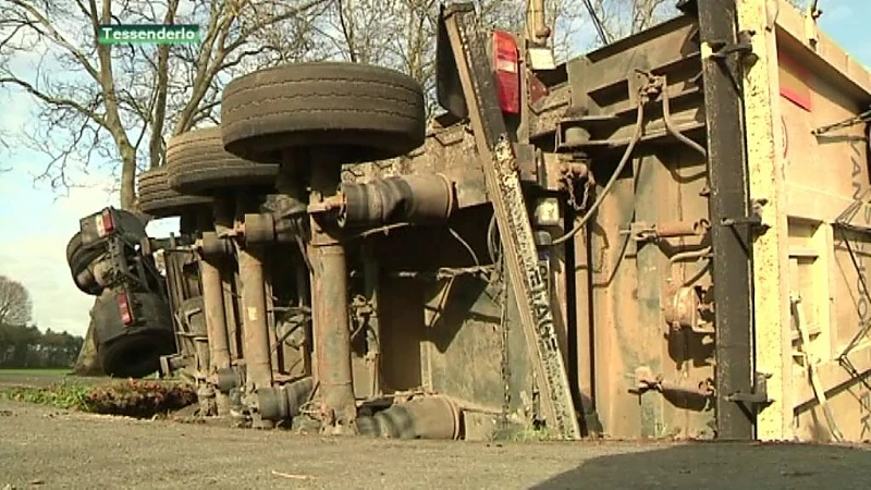Vrachtwagen met grind gekanteld in Tessenderlo