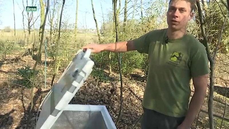 Onbekenden dumpen volle diepvries in bos in Bree