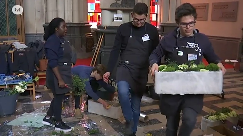 Truiense scholieren decoreren het koninklijk paleis met bloemen