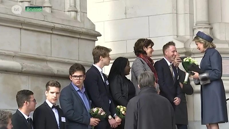 Koning en koningin ontvangen Truiense leerlingen van Tuinbouwschool