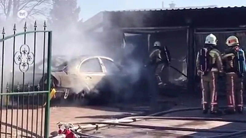 Dubbele garage brandt uit in Zonhoven