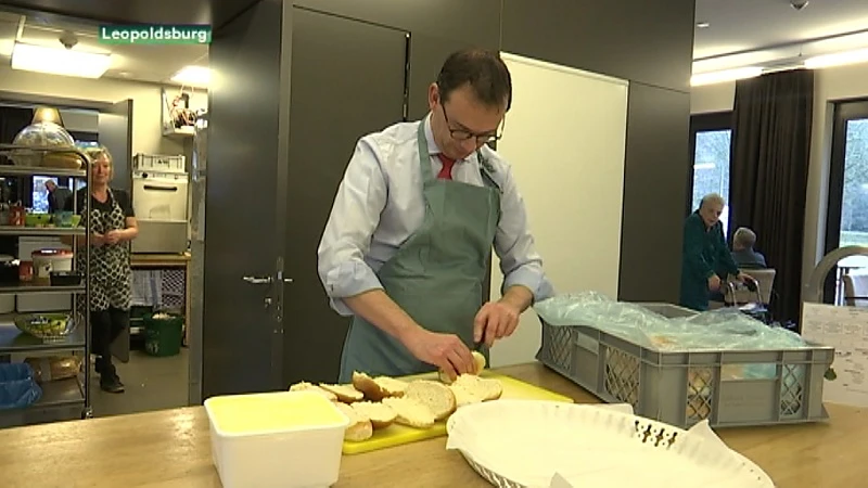 Wouter Beke steekt de handen uit de mouwen in zorgcentrum Reigersvliet