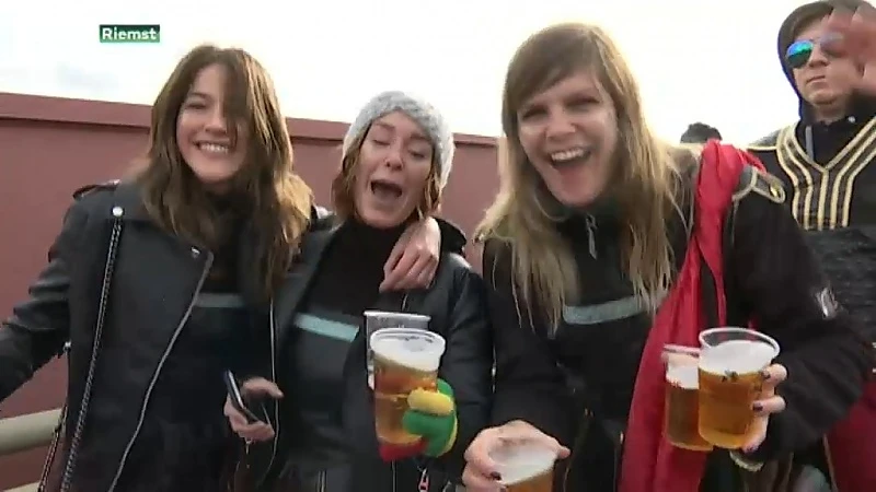 Belgische en Nederlandse carnavalisten vieren samen in Riemst