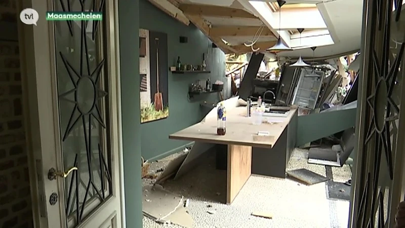 Omgewaaide boom richt enorme ravage aan in huis in Boorsem