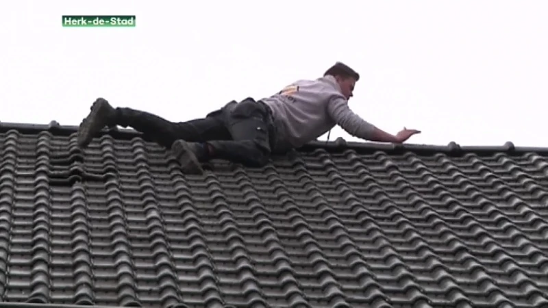Dakwerkers hebben handen vol met reparaties na stormweer.
