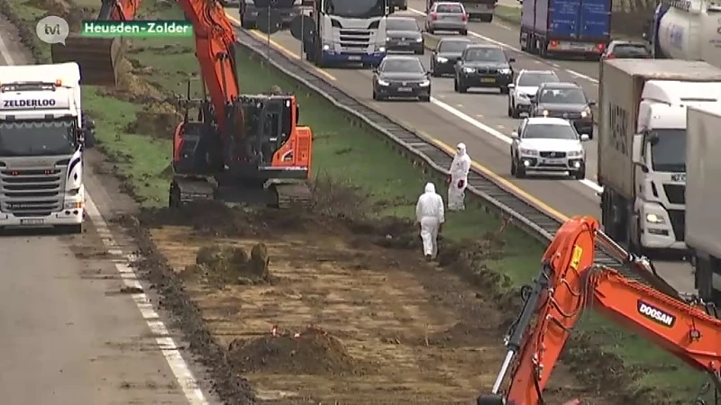 Mannen met witte pakken ruimen asbest aan wegenwerken E314 Heusden-Zolder