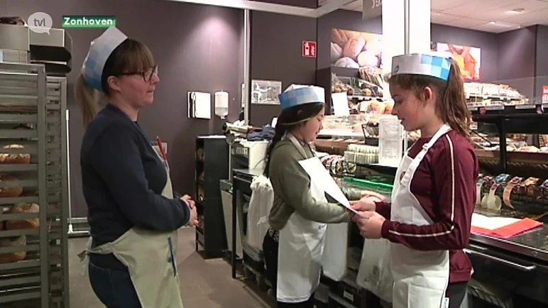 Schoolkinderen op talentenstage in supermarkt