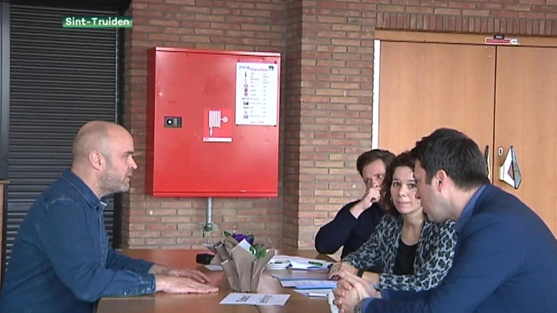 Crisispsycholoog Erik De Soir geeft rampoefening aan directie van scholengroep Hasp-O