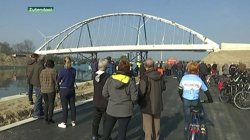 Veel kijklustigen voor plaatsing van brug in Zutendaal