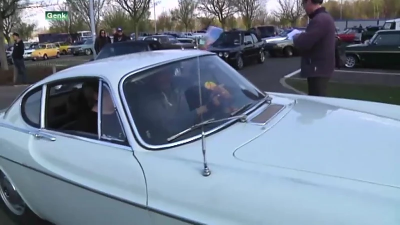 Eigenaars oldtimers protesteren in stoet tegen lage-emissiezones