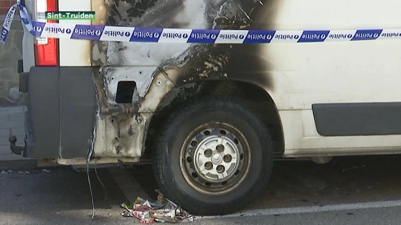 Vandaal vernielt verkiezingsborden en bestelwagen in Sint-Truiden