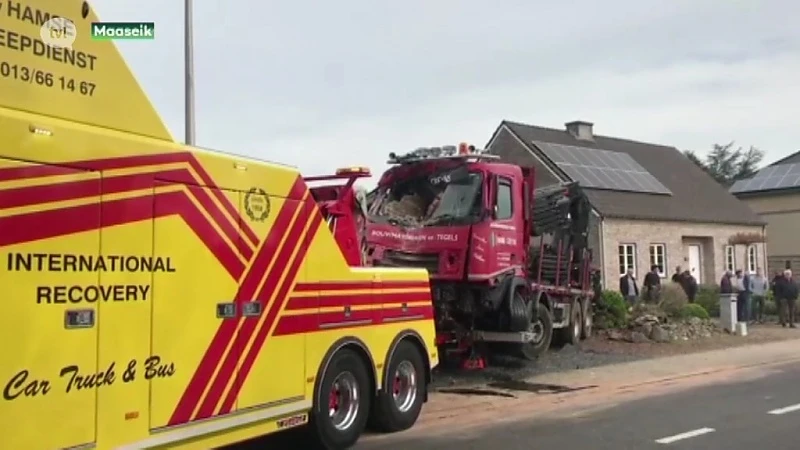 Vrachtwagen rijdt huis binnen in Neeroeteren
