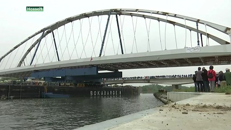 Honderden kijklustigen voor plaatsen burg Stokrooie