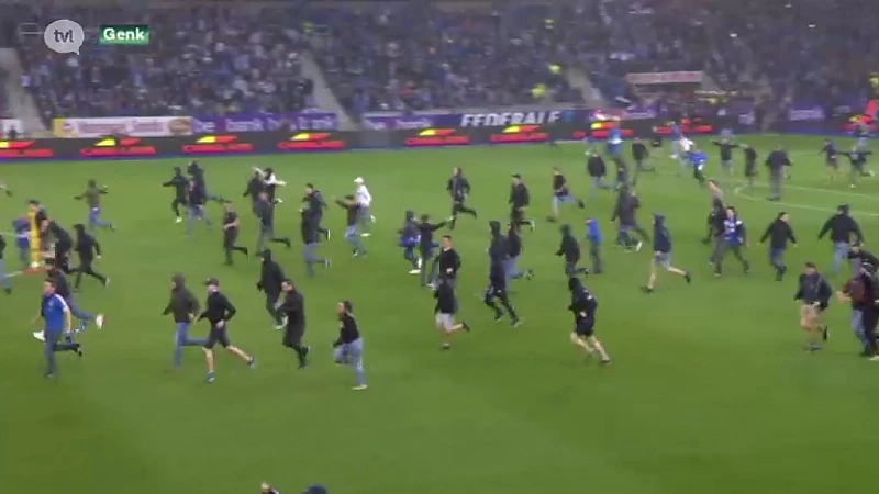 Racing Genk blijft feesten, supporters bestormen veld.