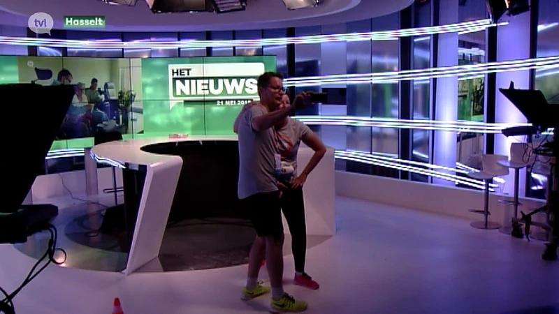Deelnemers lopen door gloednieuwe TVL studio tijdens Hasselt Urban Trail