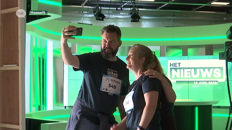Deelnemers Urbain Trail lopen door studio TV Limburg en door Ikea