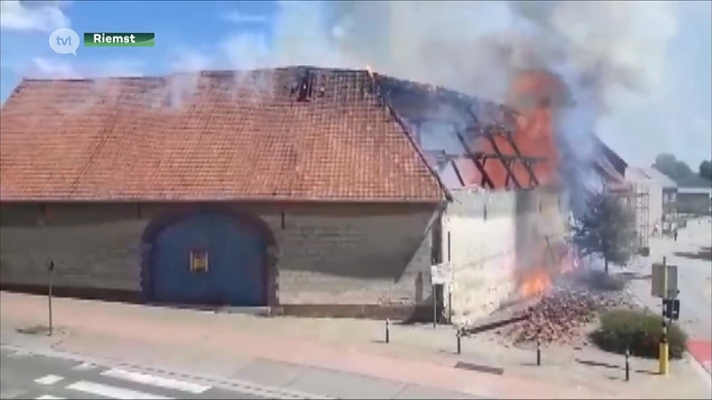 Schoolkinderen geëvacueerd bij zware brand in hoeve Riemst