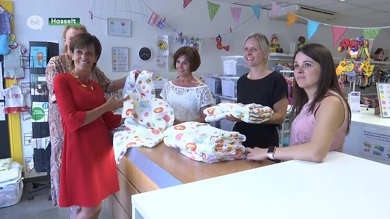 Jessa schenkt 200 nieuwe slaapzakjes aan kansarme mama's