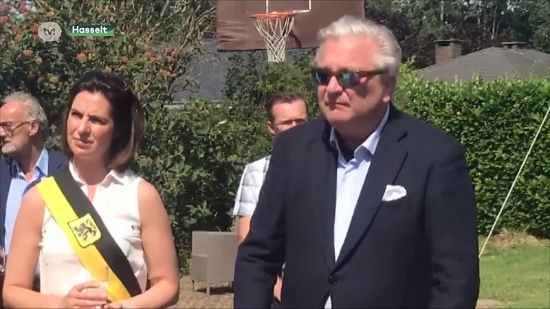 Prins Laurent bezoekt Hasselts project en vraagt TVL-journaliste om selfie