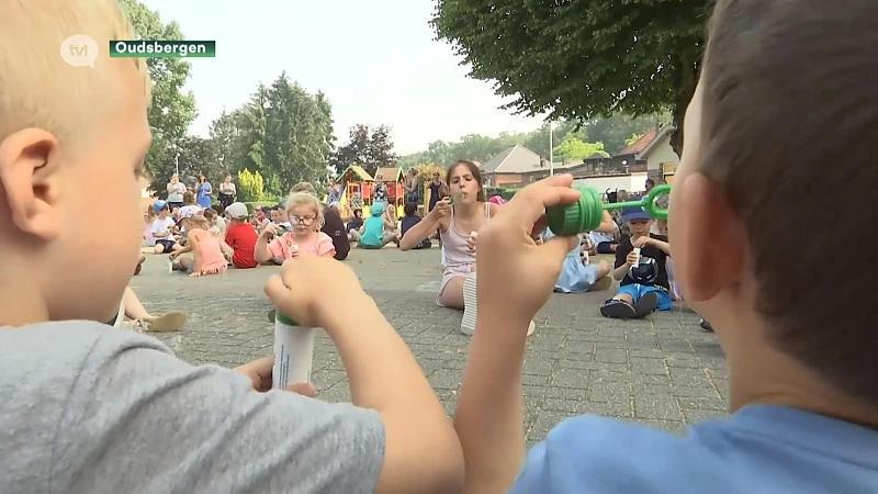 Kinderen blazen bellen voor vijfjarige van wie de overheid na zijn dood zijn spaarboekje inpikte