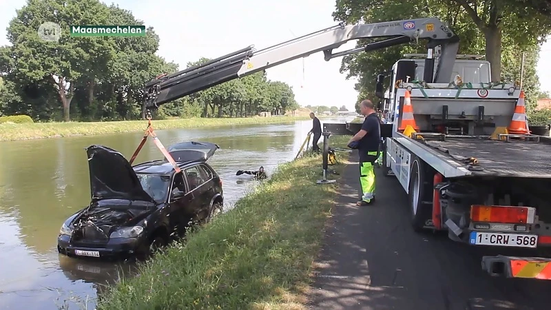 Automobilist verblind door zon rijdt in kanaal in Maasmechelen