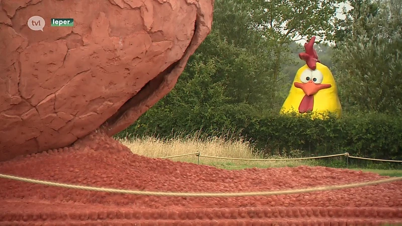 Buurman plaatst grote kip naast kunstwerk van Koen Vanmechelen