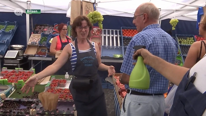Marktkramers steken tandje bij om producten fris te houden