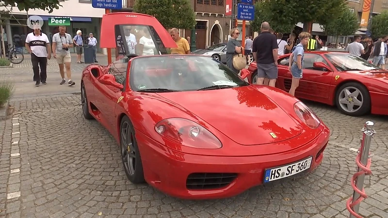 Ferrari-liefhebbers showen hun wagens in het centrum van Peer