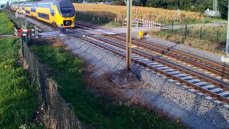 Zo gevaarlijk is fietsen door een gesloten spoorwegovergang