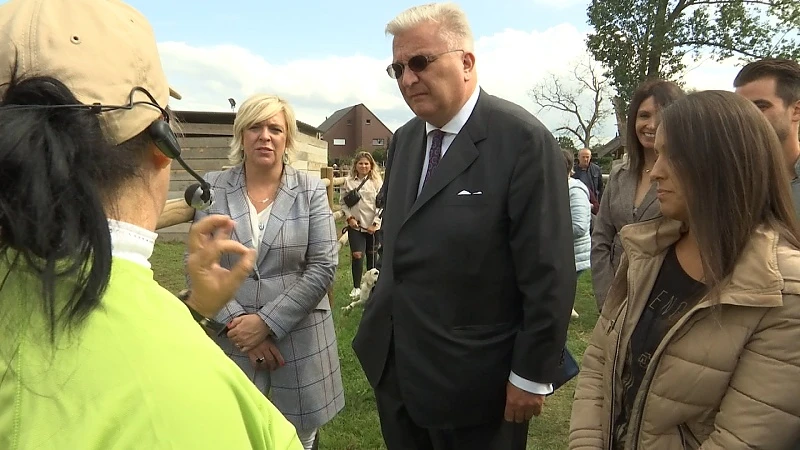 Prins Laurent brengt bezoek aan Lummens paardenrusthuis
